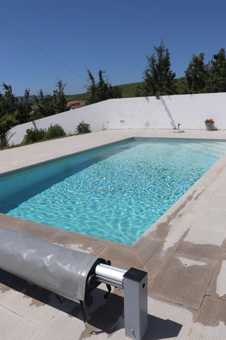 Piscina com a cobertura totalmente enrolada